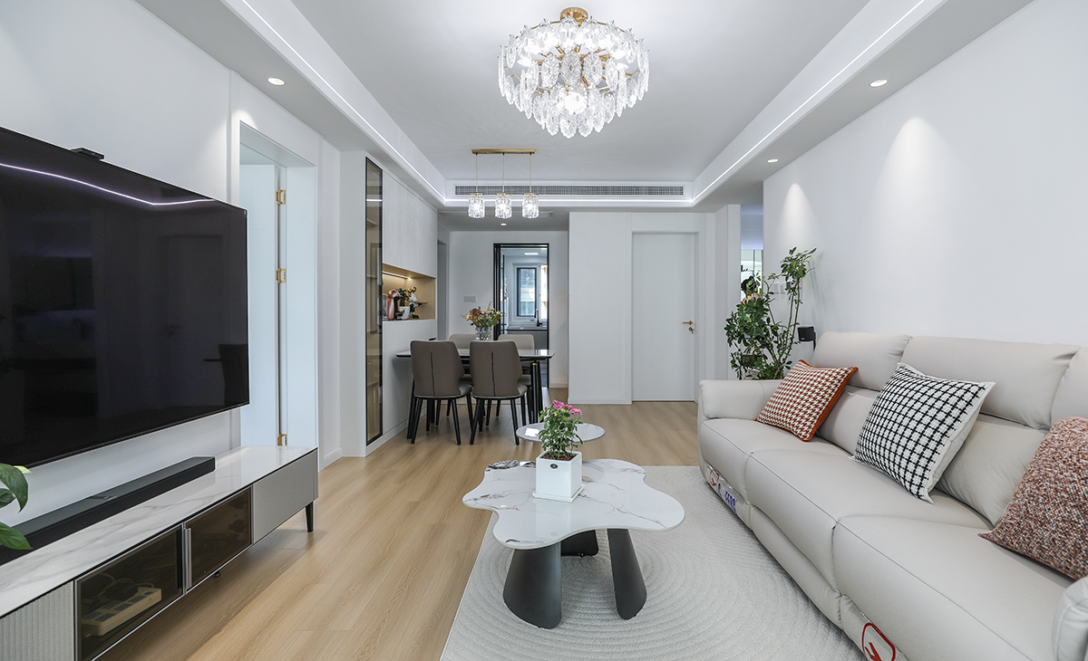 65寸大屏電視，沙發(fā)旁邊的裝飾盆景作襯托，巖板臺(tái)面電視柜也很大氣，讓空間不但時(shí)尚而且清爽。