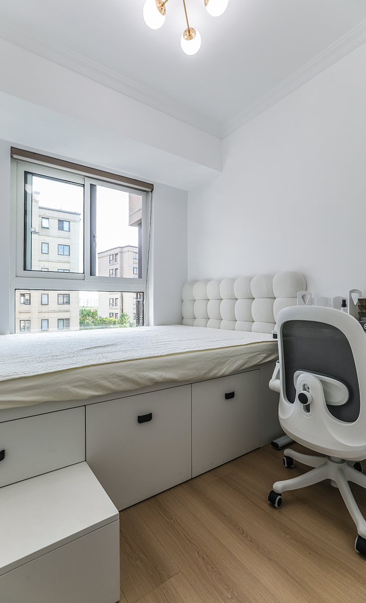 小次臥做了榻榻米，兒子住，造型上以方正為主，色彩上以淺色為主，榻榻米下面和衣柜解決主人的收納，1米長(zhǎng)的寫字臺(tái)可以解決孩子的學(xué)習(xí)需求。