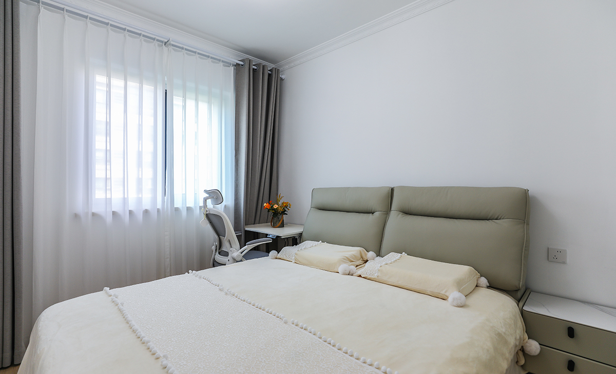  次臥女兒住，地板原木色，墻面白色乳膠漆，頂面白色乳膠漆，既簡(jiǎn)單又實(shí)用。