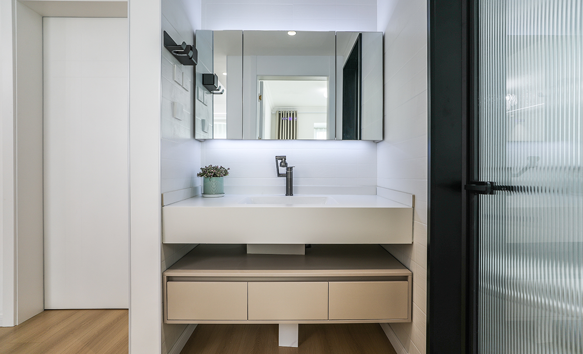 干區(qū)1米長(zhǎng)的洗手臺(tái)，搭配鏡柜，白色吊頂，黑色鈦合開(kāi)門，體現(xiàn)主人高檔次的生活品味和優(yōu)雅的審美觀。