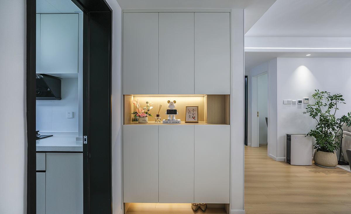 本套房子的入戶玄關(guān)柜設(shè)計(jì)也是一大亮點(diǎn)，既實(shí)用，又有裝飾性，三門儲(chǔ)物柜，中間鏤空可以擺點(diǎn)裝飾品，給人感覺(jué)不僅雅致而且有韻味。