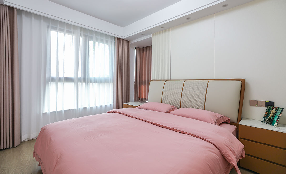 主臥奶白色床頭背景配上床的米色皮質靠背非常和諧，衣柜門板也是白色，和墻面融為一體，很自然，上方的通體空調風口，過道線性燈，體現了輕奢風格的貴氣、穩重，不單調。