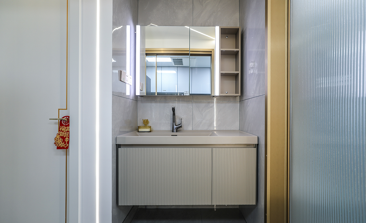 客衛空間很大，1.2米長的洗手臺，智能馬桶，墻地一體磚、白色吊頂，鈦合金移門，體現主人高檔次的生活品味和優雅的審美觀。