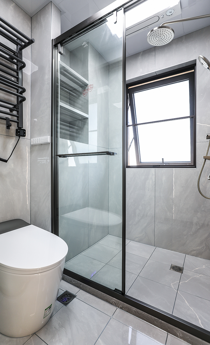 客衛空間很大，1.2米長的洗手臺，智能馬桶，墻地一體磚、白色吊頂，鈦合金移門，體現主人高檔次的生活品味和優雅的審美觀。