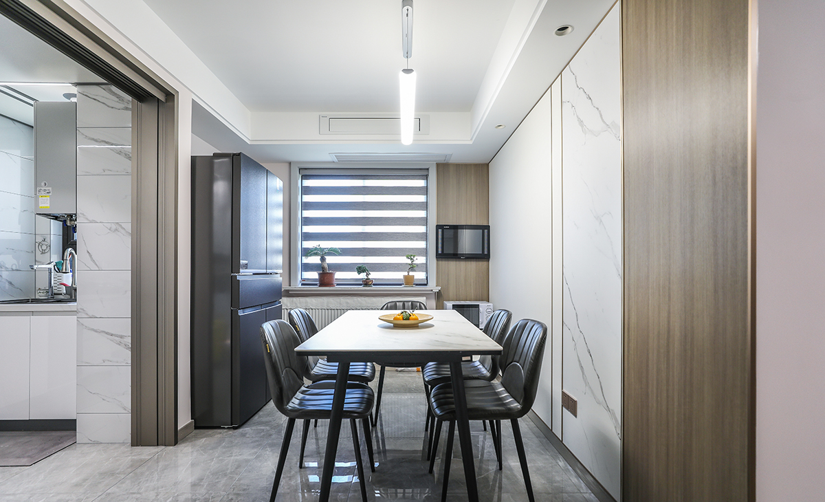 餐廳地面鋪貼地磚，和廚房通鋪，更顯空間大氣，餐桌選用巖板餐桌，好打理的同時，也顯得主人對生活品質(zhì)的要求。