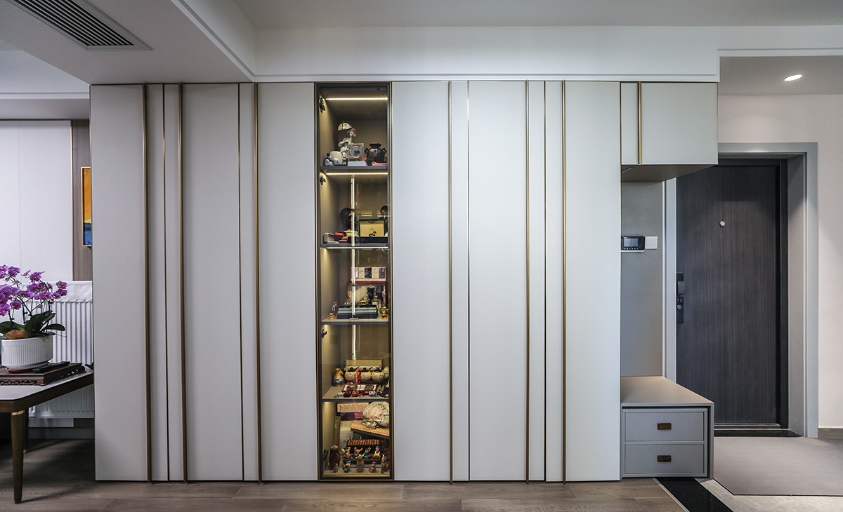 正面看上去走道儲物柜設(shè)計也是一大亮點(diǎn)，既實(shí)用，又有裝飾性，門板采用平板一門到頂，金屬通頂?shù)睦郑@大氣高柜。