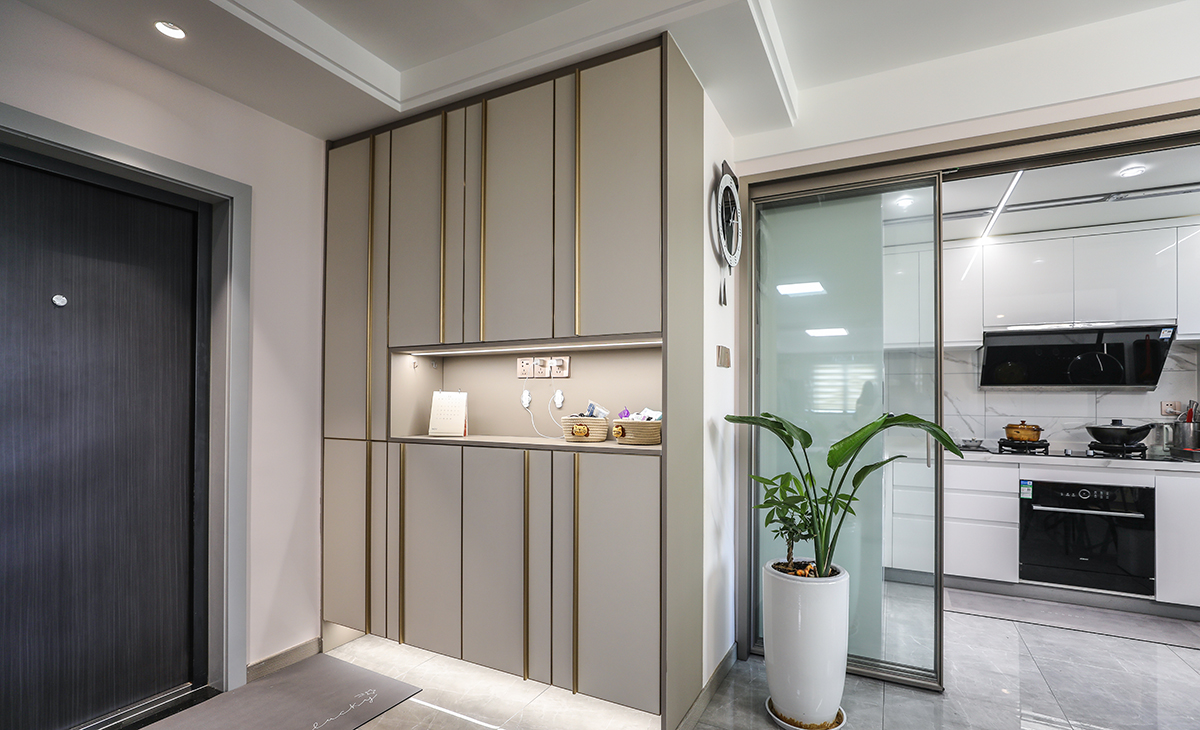 進(jìn)門入戶鞋柜，頂天立地，中間鏤空放進(jìn)門的包包鑰匙，很方便，底部騰空，進(jìn)家門的鞋子放在里面，也不會影響門口的美觀，實(shí)用美觀都兼顧到位了。