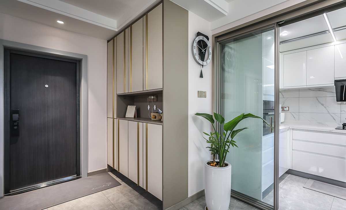 進(jìn)門入戶鞋柜，頂天立地，中間鏤空放進(jìn)門的包包鑰匙，很方便，底部騰空，進(jìn)家門的鞋子放在里面，也不會影響門口的美觀，實(shí)用美觀都兼顧到位了。