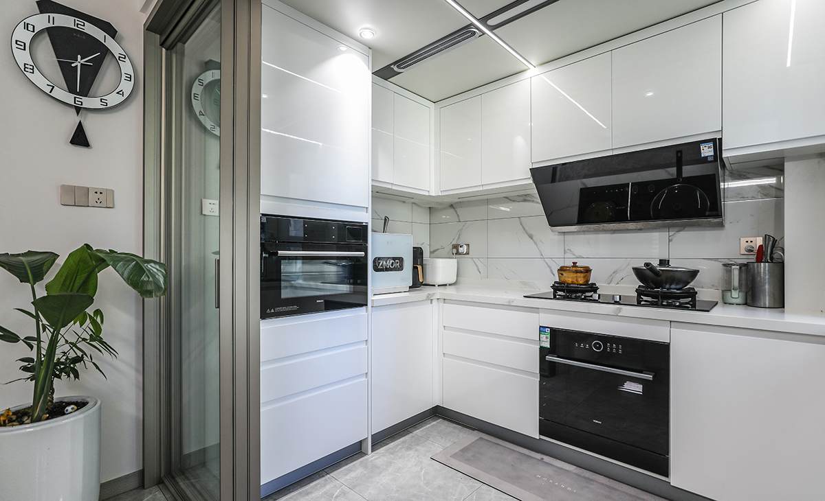 家中廚房也是設(shè)計的一大亮點(diǎn)，廚房原本很小，我們做了外擴(kuò)，面積放大，解決了洗蒸烤的需求，做了一個電器的高柜，家中有再多的小家電也有地方放置了。