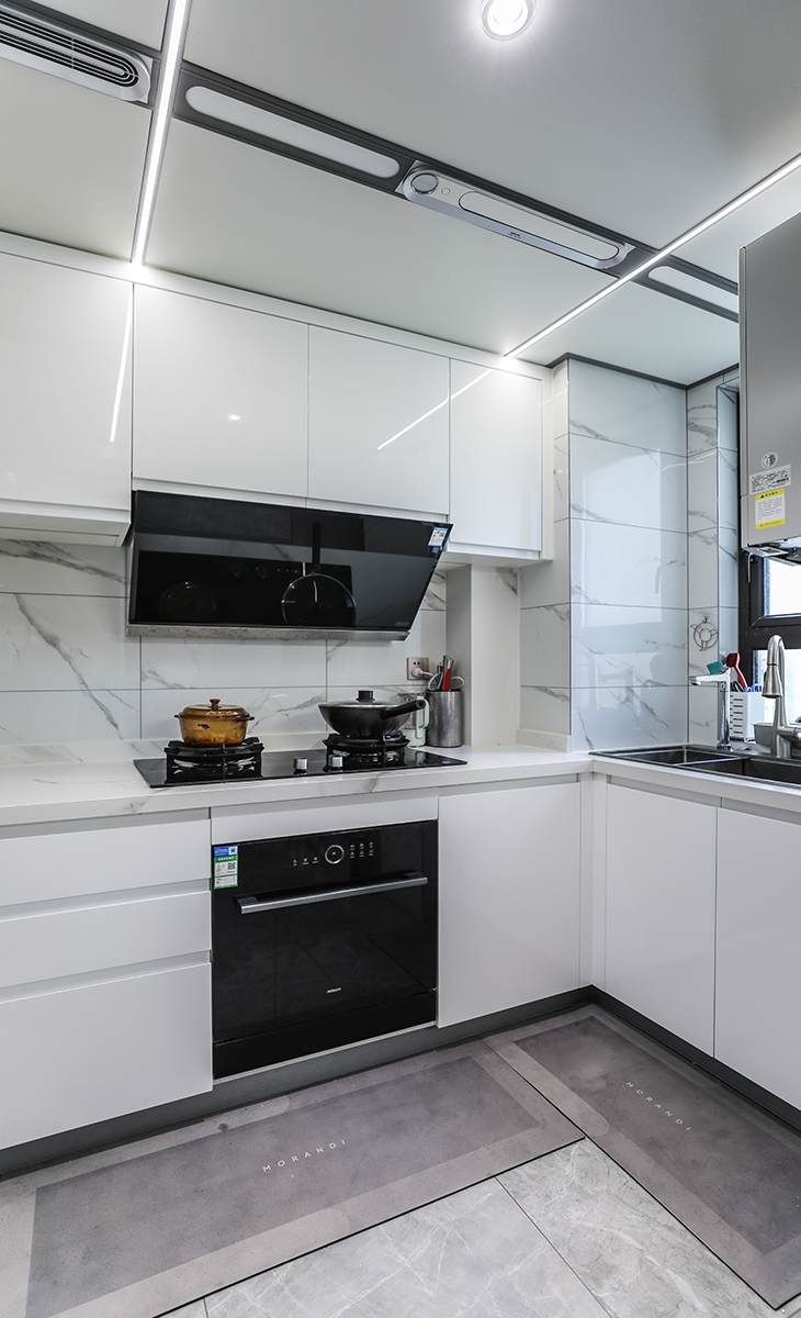 廚房吊頂我們用了大板的集成吊頂，整體性更強(qiáng)，配上線型燈，線性排風(fēng)美觀實(shí)用都兼顧到了。櫥柜整體也用的是白色調(diào)，配合硬裝的白色墻磚，灰色地磚，廚房這個空間真的很舒適，做起菜來也是別有一番風(fēng)味，妥妥的米其林廚房沒錯了。