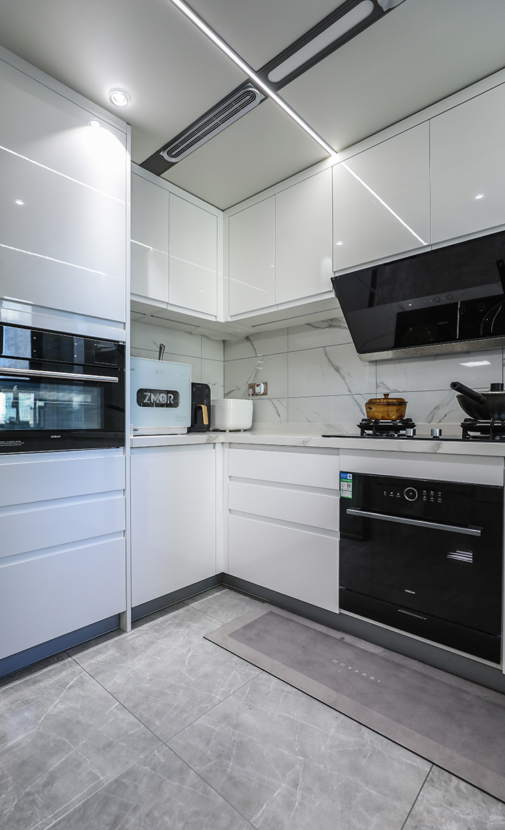 廚房吊頂我們用了大板的集成吊頂，整體性更強(qiáng)，配上線型燈，線性排風(fēng)美觀實(shí)用都兼顧到了。櫥柜整體也用的是白色調(diào)，配合硬裝的白色墻磚，灰色地磚，廚房這個空間真的很舒適，做起菜來也是別有一番風(fēng)味，妥妥的米其林廚房沒錯了。