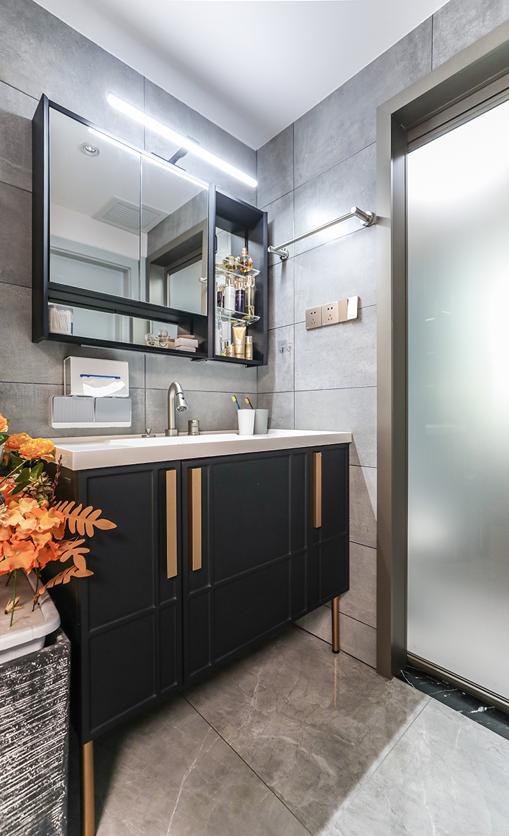 衛(wèi)生間做了干濕分離，在干區(qū)我們做了1.2米的超大臺盆柜，不但解決了洗漱問題，早上再也不會發(fā)生洗漱上馬桶這種窘境了，實(shí)在在實(shí)用了。