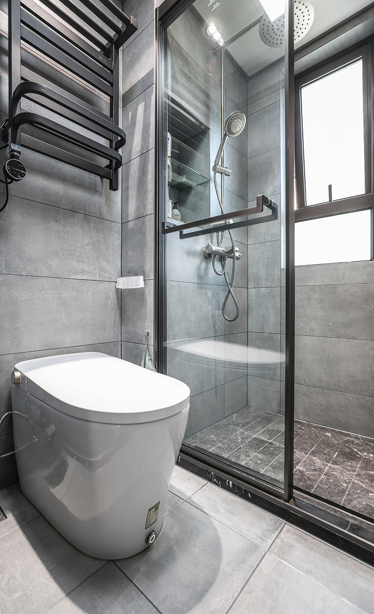 濕區(qū)放置馬桶和淋浴，淋浴房用了大品牌的極窄淋浴房，看上去好看又大氣，淋浴房做了大理石拉槽，四方流水，酒店式的做法放到家中，也不會顯得很突兀，淋浴區(qū)再也不會濕漉漉的了。