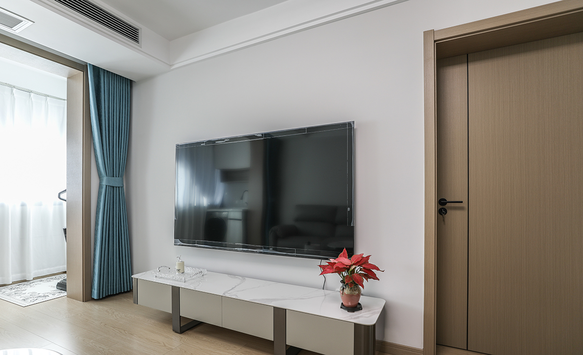 65寸大屏電視，巖板臺面電視柜也很大氣，讓空間不但時尚而且清爽。