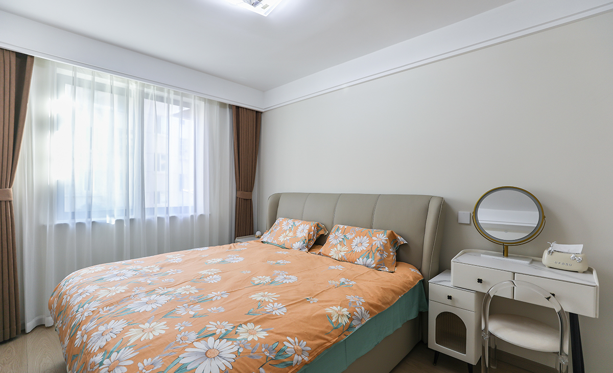 主臥原木地板，所以床選擇的是淺灰色，衣柜門板也是淺色，這樣整體搭配，就不會那么突兀，體現了簡約風格的簡潔、隨意，不拘一格。