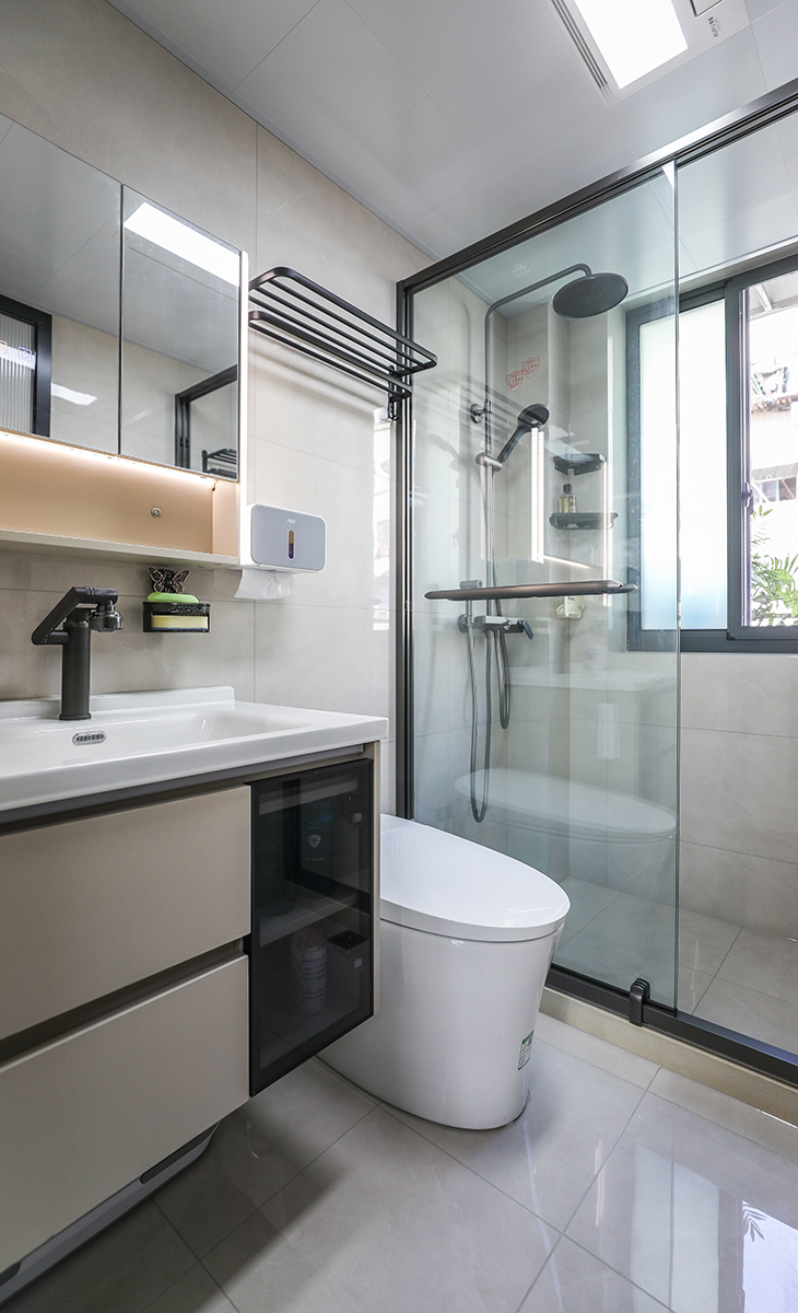 衛生間空間也很大，一個馬桶，一個淋浴房，一個臺盆+鏡柜，槍灰色邊框淋浴房，地面400*400瓷磚，墻面400*800瓷磚，大氣時尚，主人很滿意。