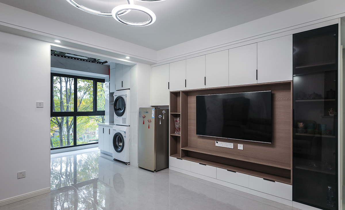 客廳和陽臺連在一起，增加客廳的視覺感。