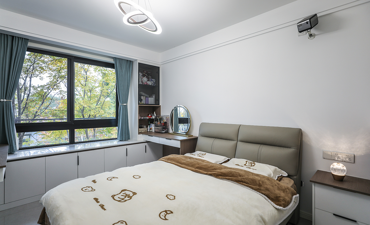 主臥簡約的床頭背景，將梳妝臺和新做的飄窗柜連起來，既增加了儲物空間又實用。