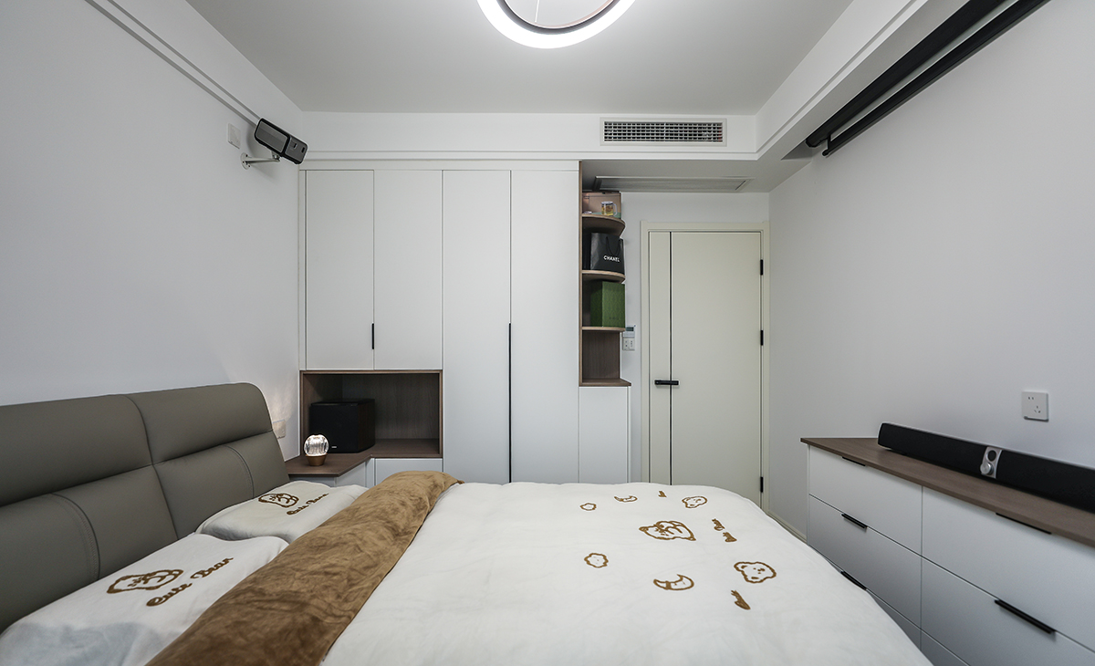  吊頂簡約線條為主，頂上留了投影儀的位置，在家也可以有影院的感覺。