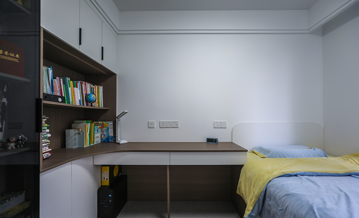 次臥采用榻榻米、衣柜和書桌三位一體設計，讓次臥空間很寬敞，感覺不到擁擠，顏色深淺有序，很溫馨，舒適、給人感覺不僅雅致而且有韻味。