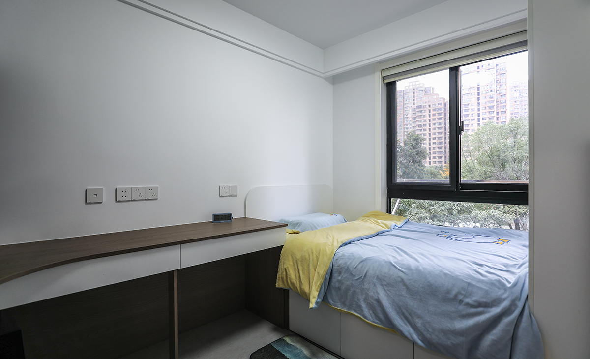 次臥采用榻榻米、衣柜和書桌三位一體設計，讓次臥空間很寬敞，感覺不到擁擠，顏色深淺有序，很溫馨，舒適、給人感覺不僅雅致而且有韻味。