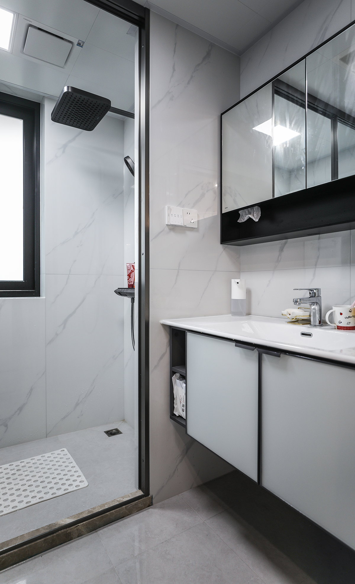 衛生間空間做了從新的規劃，占用了一點次臥的空間，這樣可以放更大的臺盆，滿足居家的需求。