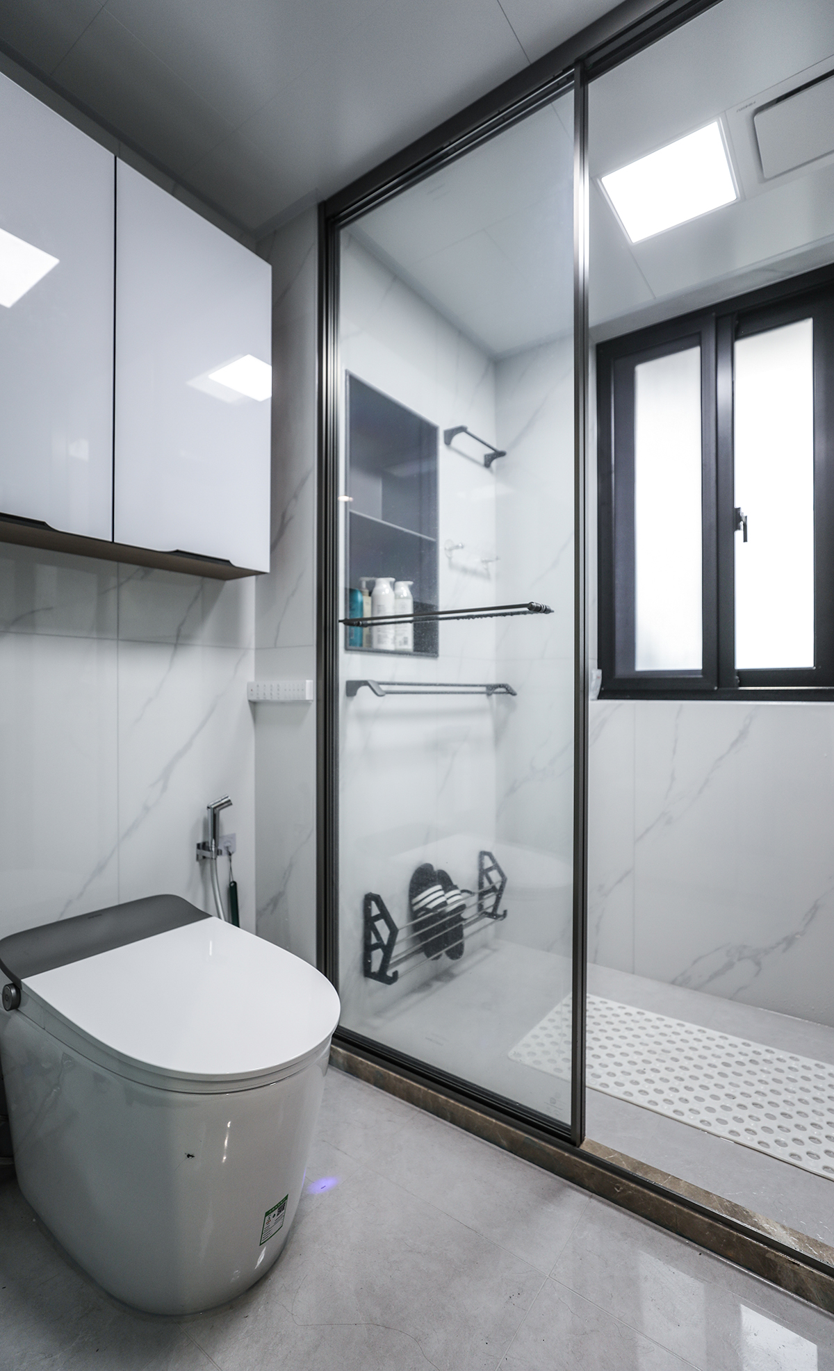 衛生間空間做了從新的規劃，占用了一點次臥的空間，這樣可以放更大的臺盆，滿足居家的需求。