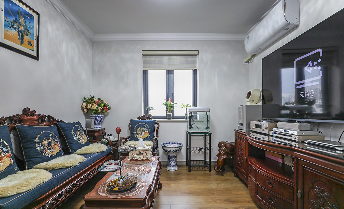 客廳以簡潔使用為主，為搭配原有紅木家具，故選用深色地板搭配，家具顏色整體偏選用墻面乳白色涂料搭配，層次分明，簡約大氣，。頂面采用石膏線走邊，不做復雜吊頂，讓有限的空間整體線的簡單明亮大氣。給人整體感覺寬敞明亮。