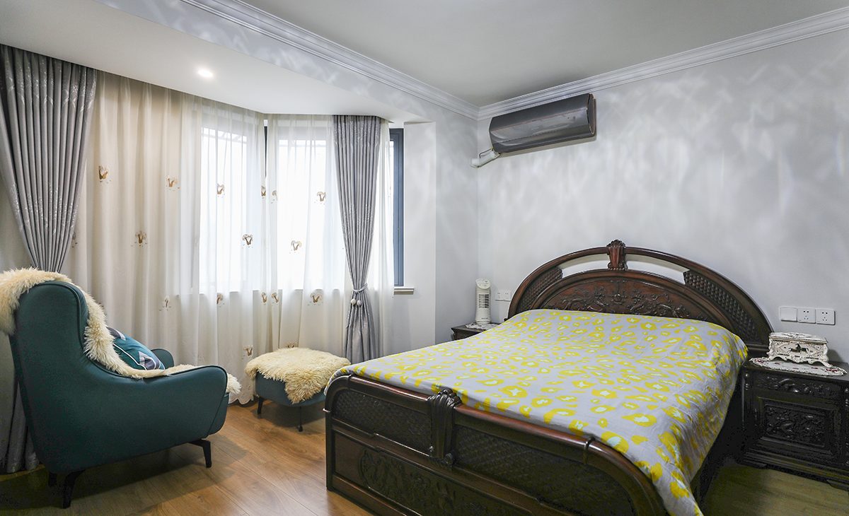 主臥原有床.衣柜為深色紅木家具，地板搭配太淺會突兀，選用深紅色地板搭配家具更顯自然協調，墻面淺色涂料，原陽臺打通做休閑區，使整個空間一體。使空間更加顯寬闊明亮。