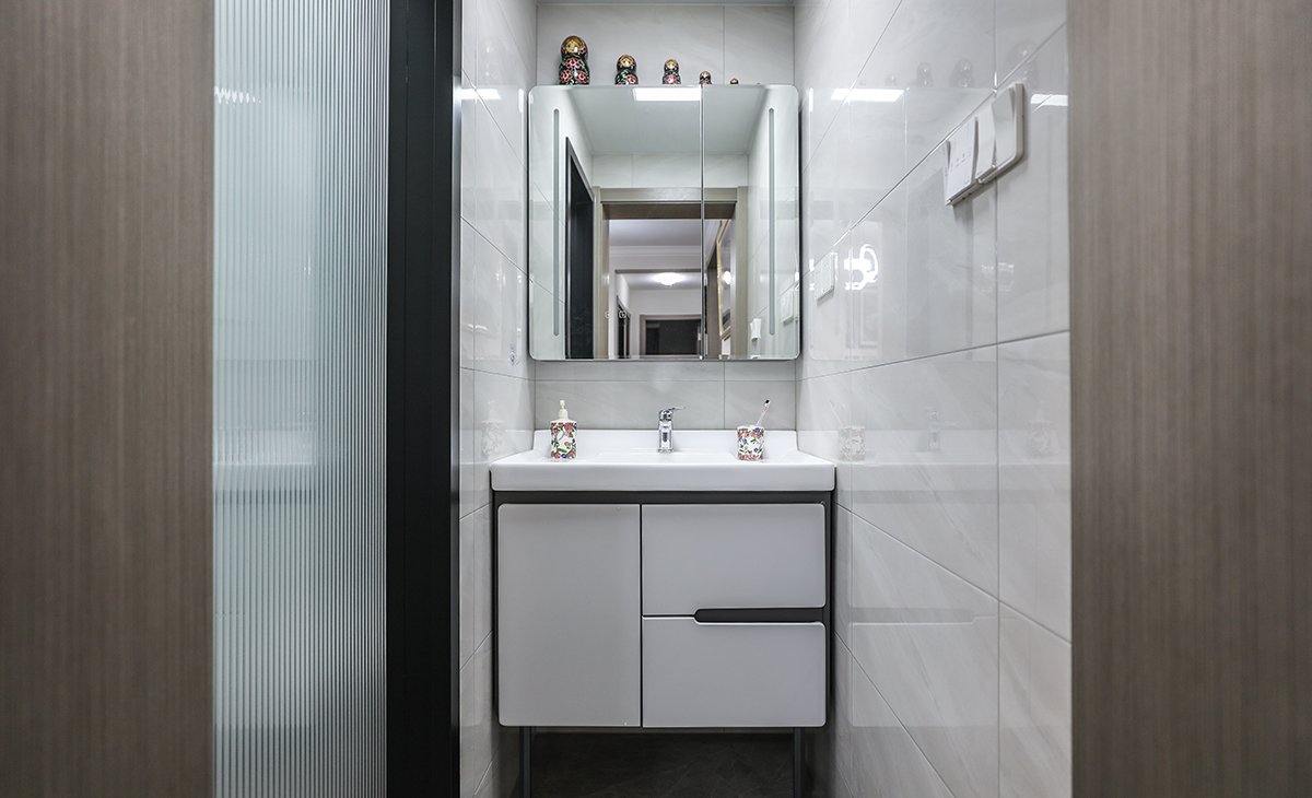 衛生間做干濕分開，改變原有衛生間門方向，避免衛生間門對著餐廳問題，功能劃分合理，馬桶上增加儲物柜，增加主人的收納空間，黑色邊框長虹玻璃門，讓整個空間協調統一，大氣時尚