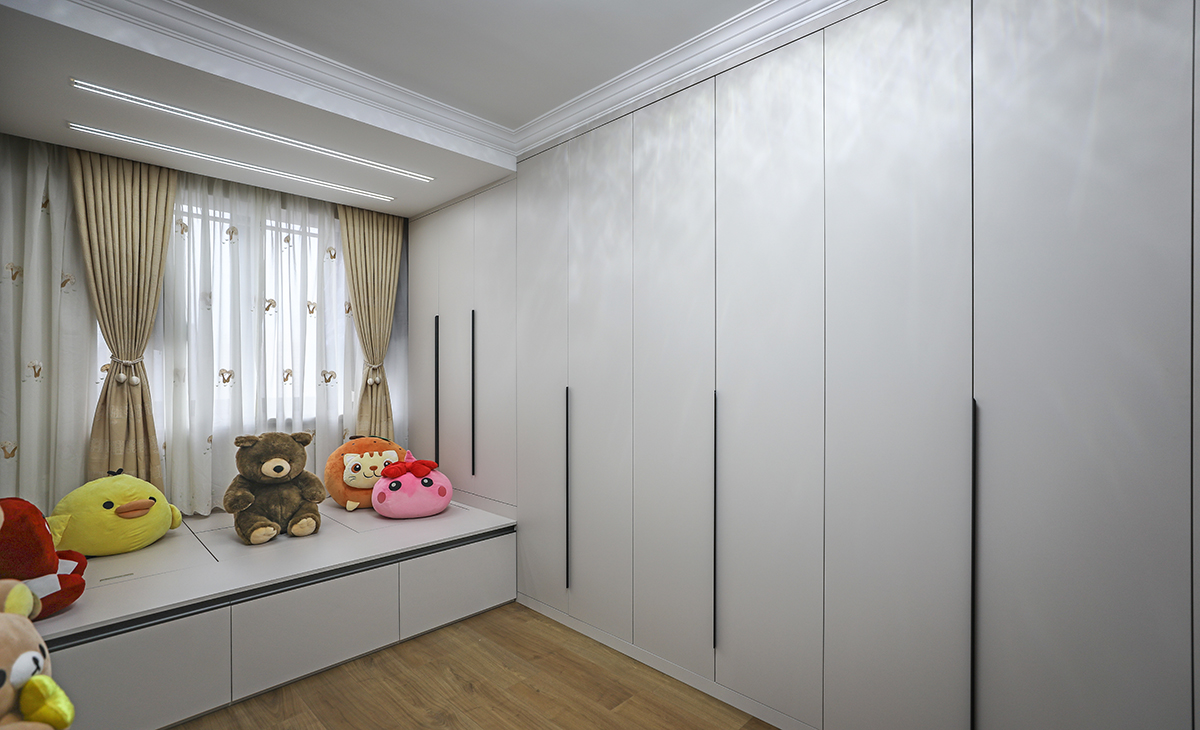 　次臥室平時儲物用，考慮家中物品太多，設計整面墻衣柜，增加儲物。原陽臺做榻榻米，滿足女兒偶爾回國居住的需求，頂面做暗藏晾衣架，平時照明，下雨天可升降下來晾曬。既把原有梁遮蓋，又達到使用的目的。