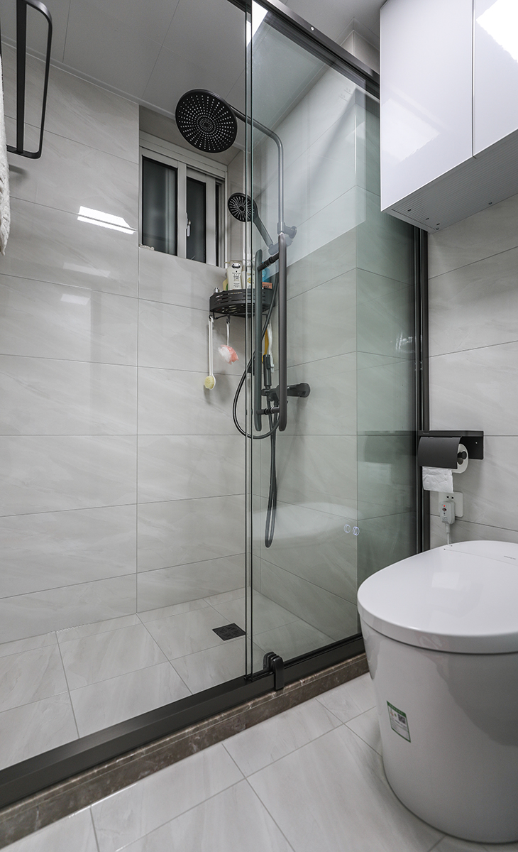 衛生間做干濕分開，改變原有衛生間門方向，避免衛生間門對著餐廳問題，功能劃分合理，馬桶上增加儲物柜，增加主人的收納空間，黑色邊框長虹玻璃門，讓整個空間協調統一，大氣時尚