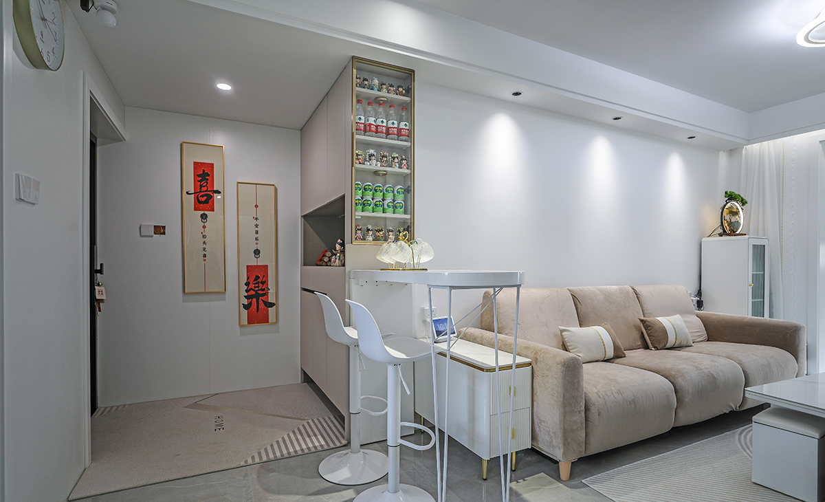 進戶門對面做玄關柜+鞋柜組合，利于玄關側面做一組裝飾柜，鏈接吧臺，更顯得時尚年輕，上面做玻璃門+燈帶展示。墻面同色護墻板，防止家中寵物抓劃墻面。