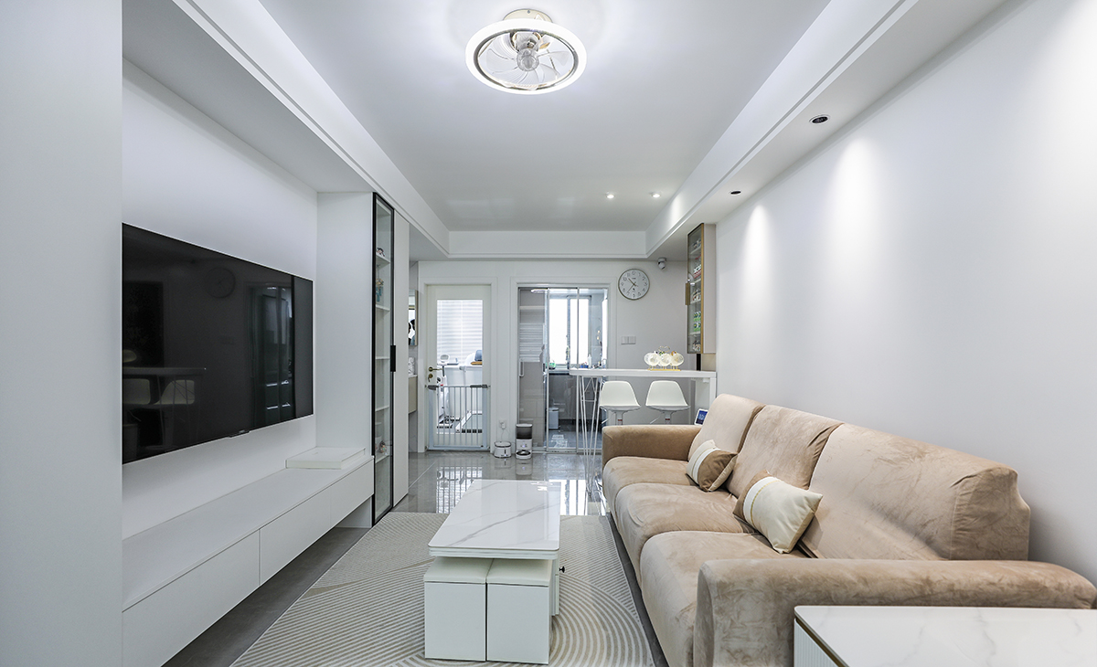 電視墻做一體電視柜，右邊玻璃展示柜，空調藏柜子中，隱私效果和裝飾效果會更好，不做復雜的背景墻，讓空間不但時尚而且清爽。