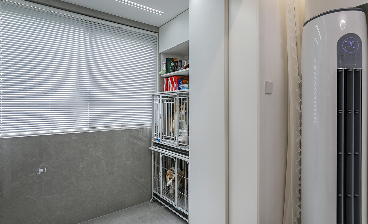 陽臺一邊做洗衣區，烘干機+洗衣機整體疊放更剩空間，左邊增加臺盆，用于清洗小物件，臺盆下方增加內衣機，完美利用每一份空間，一邊做寵物區，業主兩只狗狗休息區上不利用空間做寵物平時的食物以及設備。