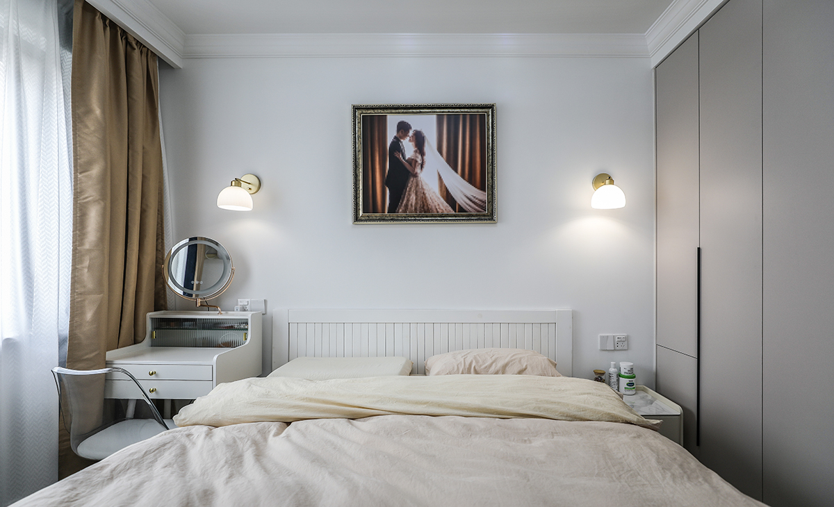 主臥頂面石膏線走邊，不做復雜背景和線條，掛一些裝飾畫，家具更顯自然協調，墻面淺色涂料，1.8床左邊床頭柜右邊梳妝臺，衣柜靠近床頭柜單獨設計門板，更方便實用，整體空間簡單實用為主。