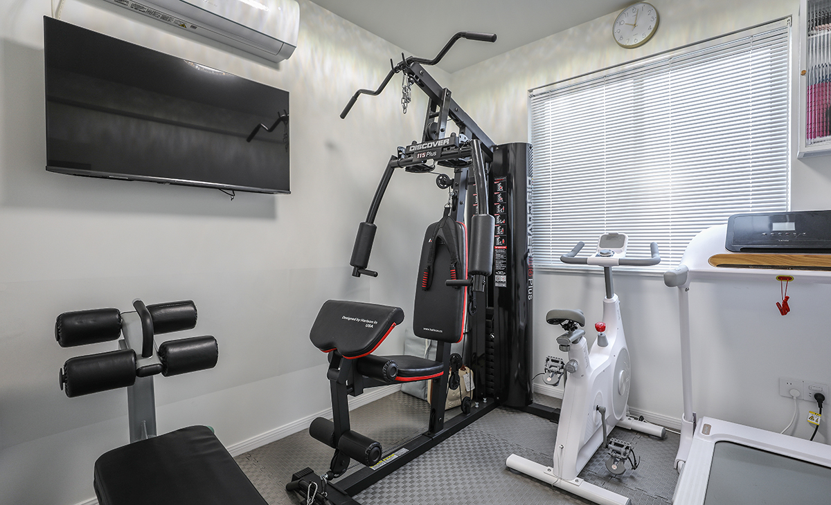 次臥室暫時做運動健身房，合理規劃布局，利用每一份空間，運動時打開窗可以欣賞外邊美景，健身，瑜伽一體，空間劃分合理。提顯出業主兩人對生活的熱愛.