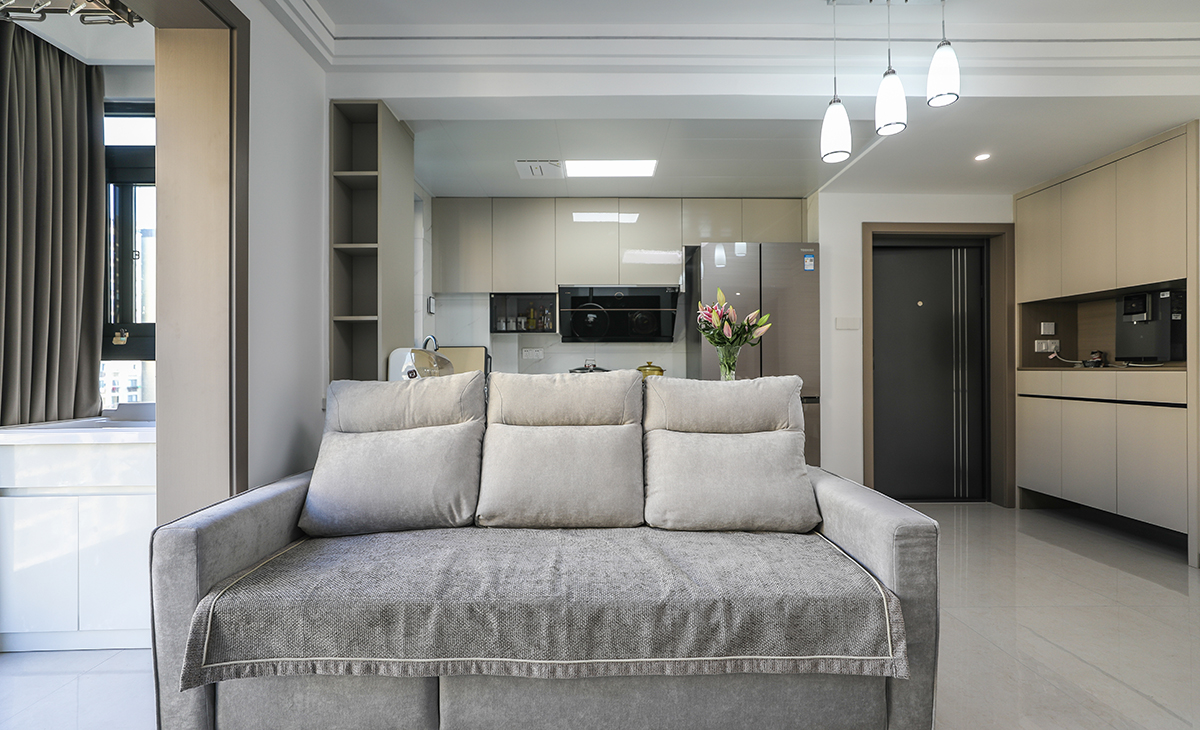 沙發用淺色，帶點小腿，使空調更輕巧，既溫馨又簡潔。