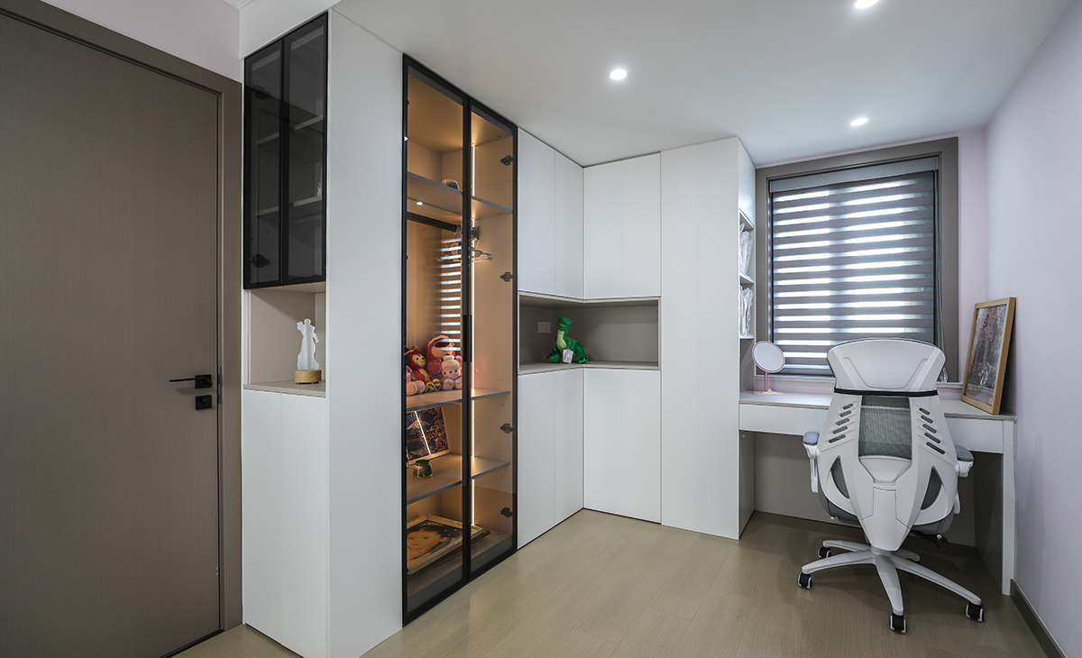  次臥另一邊采用衣帽柜和裝飾柜集合，增加空間的儲物,采用二扇玻璃門板增加空間的氛圍感，讓空間更加溫馨，墻面采用淺粉色墻面乳膠漆，頂面白色乳膠漆，既簡單又實用。