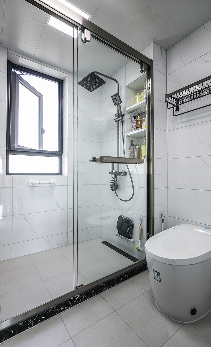 濕區衛生間，智能馬桶，墻地一體磚、白色吊頂，鈦合金移門，體現主人高檔次的生活品味和優雅的審美觀。