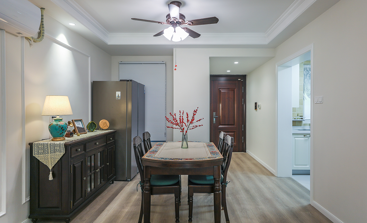 餐廳安排在廚房外側(cè)，動(dòng)線的設(shè)置上合理又方便，專門挑選的美式圓餐桌有一種粗曠的美感。