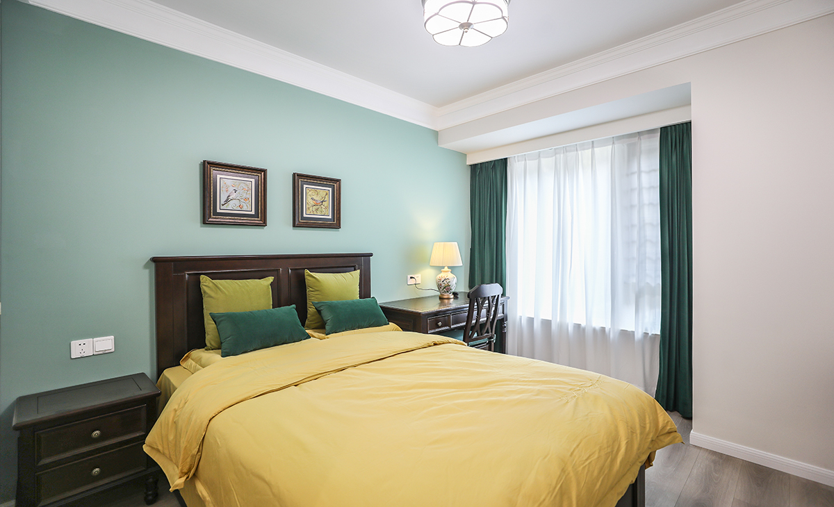 臥室選擇鋪木地板，深一些的復(fù)古做舊的色澤讓地面更有質(zhì)感。
美式實(shí)木床鋪實(shí)用又舒適，臥室的功能性俱全。通頂?shù)囊鹿裼兄呒?jí)的質(zhì)感，美式風(fēng)情處處昭顯。