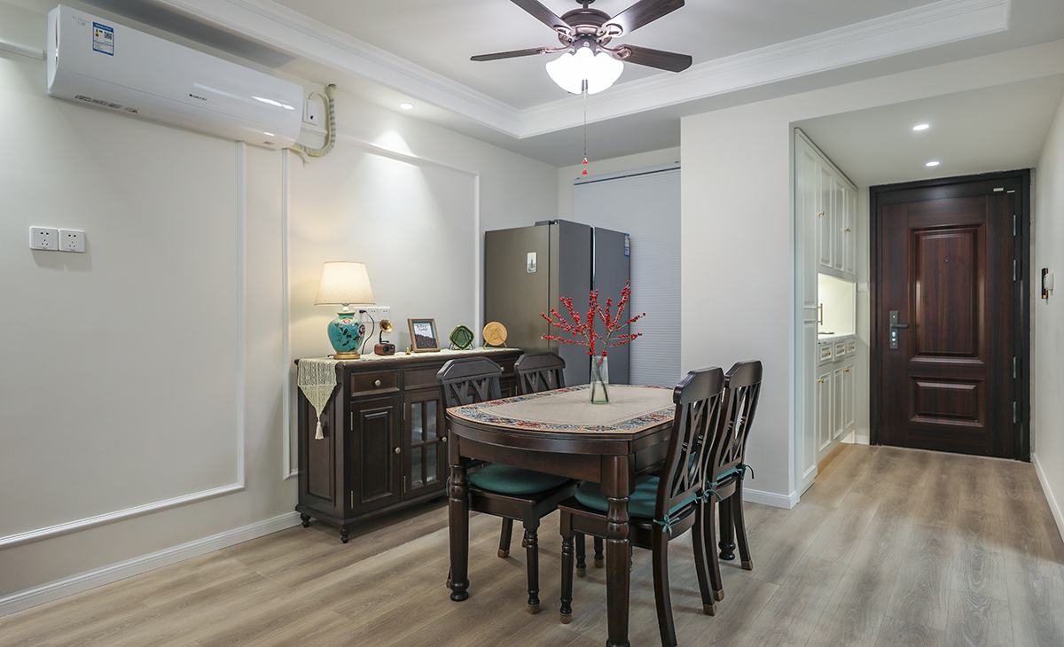  電視背景與餐邊柜融為一體，縱向的延伸增大的客廳的比例感。