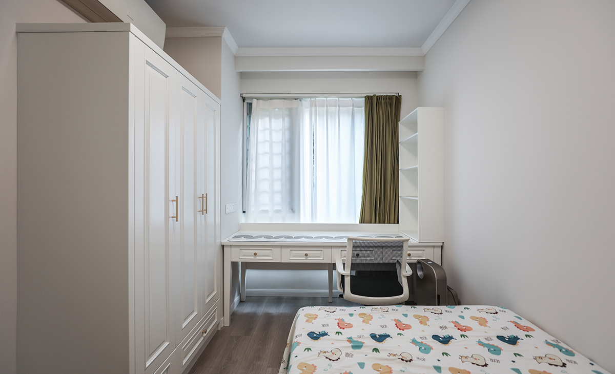 兒童房原有空間狹小，通過合理的空間布置，白色的柜子，讓整個(gè)空間更大化。