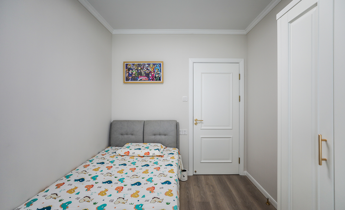 兒童房原有空間狹小，通過合理的空間布置，白色的柜子，讓整個(gè)空間更大化。