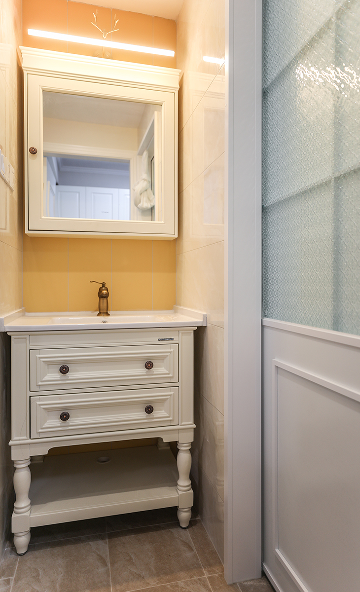 長(zhǎng)條磚豎鋪?zhàn)尭蓞^(qū)區(qū)更顯精致高挑，啞光白色五金自帶神秘感，與暖白色瓷磚碰撞出別樣的時(shí)尚感。