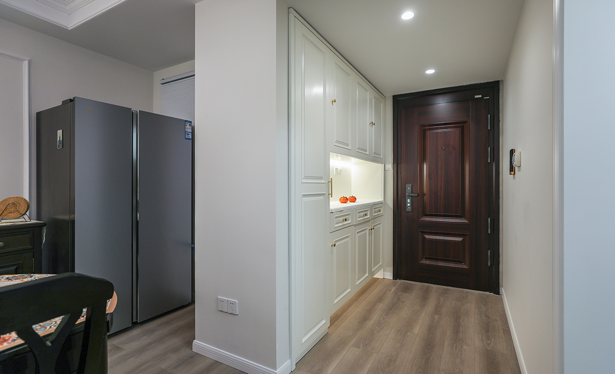 入戶空間僅2㎡左右，且寬度僅1148mm，特意選了這款到頂鞋柜，用來滿足日常換鞋和隨手置物的需求、各種囤貨、雨傘等），鞋柜和儲(chǔ)物柜都做了扣手槽設(shè)計(jì)讓生活更輕松