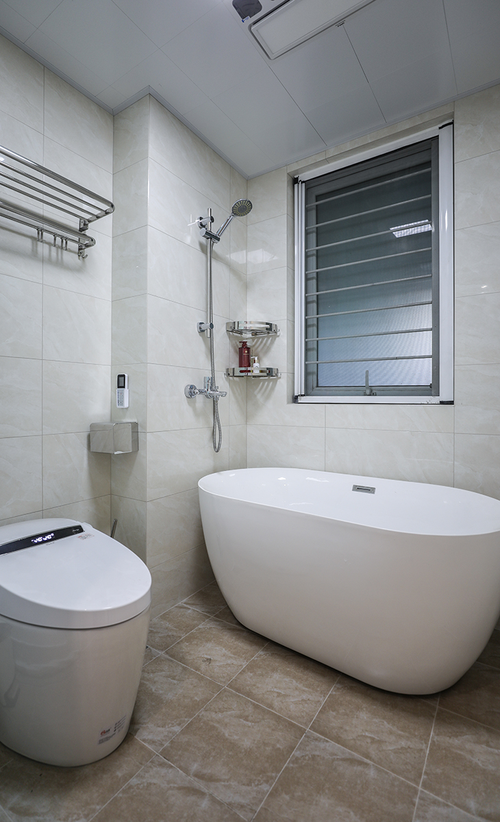 衛(wèi)生間的瓷磚選擇暖白色瓷磚充分提升空間收納的利用率，貼磚師傅良好的手藝