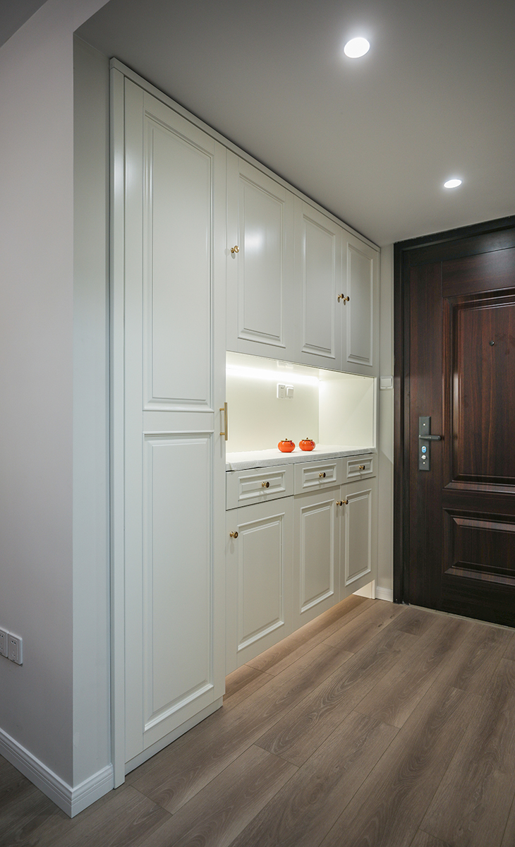 入戶空間僅2㎡左右，且寬度僅1148mm，特意選了這款到頂鞋柜，用來滿足日常換鞋和隨手置物的需求、各種囤貨、雨傘等），鞋柜和儲(chǔ)物柜都做了扣手槽設(shè)計(jì)讓生活更輕松