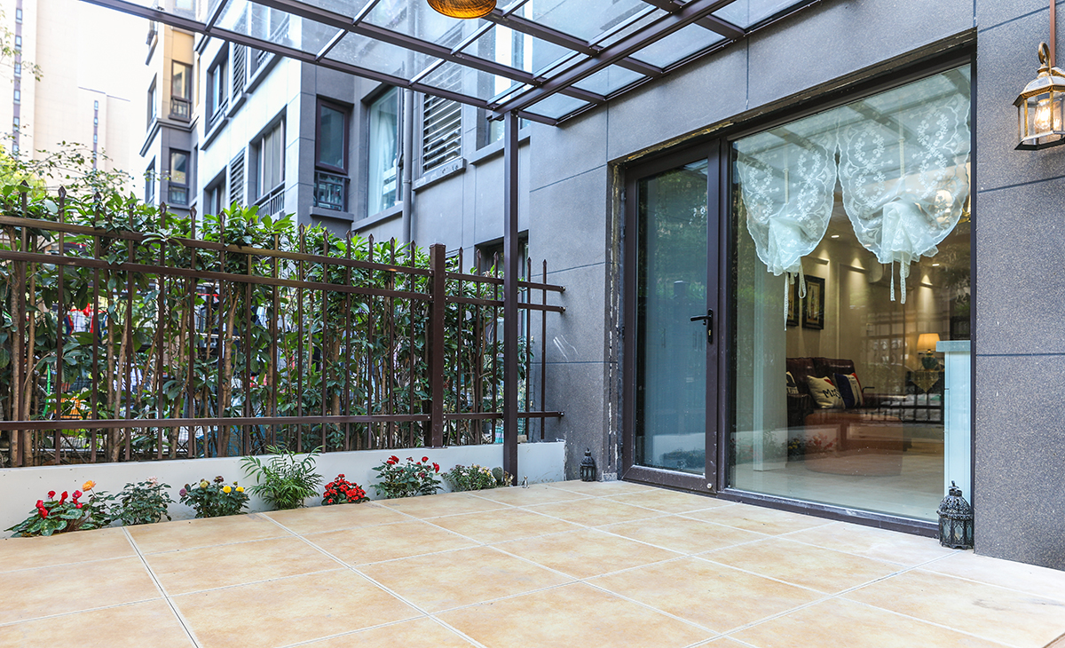 一樓的小花園，超大玻璃頂讓陽光柔和的照進(jìn)來，很舒適、很愜意。顏色以暖色為主，陽露臺(tái)為休閑，白墻黛瓦馬頭墻,回廊掛落花格窗。